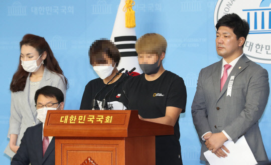 故 최숙현 선수의 동료 선수들과 이용 통합당 의원이 6일 국회 소통관에서 최 선수 사망사건과 관련해 피해실태를 밝히는 기자회견을 하고 있다. 연합뉴스